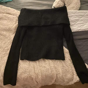 Off shoulder stickad tröja - Off shoulder stickad tröja från H&M Andvänder inte 