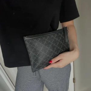 Väska  - Malene Birger kuvertväska. Utan axelrem. I fint skick🥰