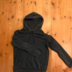 En svinschysst mörkgrå hoodie men tyvärr är den liten för mig, jag skulle säga att 175-180cm sitter den som bäst!