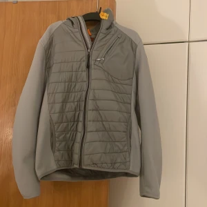 Grå jacka från Parajumpers - Nu säljer jag min parajumper jacka eftersom den har blivit för liten för mig. Den är i fint skick. Den är köpt på NK men tyvär saknas kvito. Den är i storlek M på ungdomssidan men passar även extra small. Skriv om ni har några frågor!