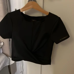 En gympa tröja från Zara,Har använts 2-3 gånger! - Denna tröja är st 140, 9-10 år. Den är i bra skick, den har en gullig text på armen ”Just be wonderful” Och den har som en liten twist längst nere på tröjan.