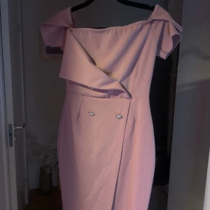 Off shoulder klänning - Lite svårt och få en bra bild på denna, men det är en offshoulder klänning! Använd en gång till bröllop