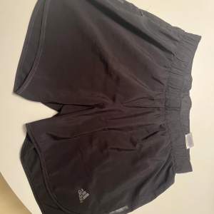 Ett par tränings adidas shorts som är i bra skick och väldigt bekväma. Använd max två gånger.Säljer för att har jättemånga anndra.