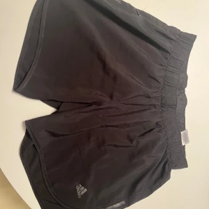Ett par adidas tränins Shorts. - Ett par tränings adidas shorts som är i bra skick och väldigt bekväma. Använd max två gånger.Säljer för att har jättemånga anndra.