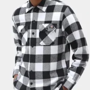 Dickies flanellskjorta  - Säljer en snygg svartvit rutig flanellskjorta från Dickies i storlek M. Perfekt för en avslappnad stil och passar bra under den kommande vintern. Använder inte den så säljer den så den kommer till användning. Nyskick, använd någon enstaka gång. 