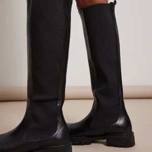 Läderboots - Boots från band som går strax under knät, storlek 39. Köptes för 1499:-