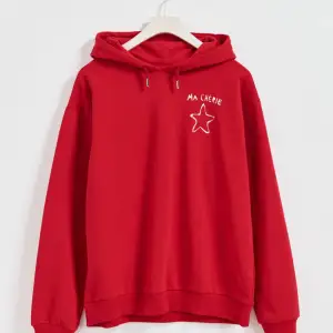 Jättefin ma cherie hoodie i storleken 146/152💞Från Gina tricot. OBS! Defekter förekommer, ena metallbiten i änden av snöret fattas och den har ett litet hål i kragen. Annars nyskick. 