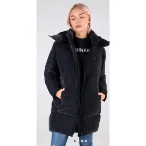 Soft Touch Oversized Puffer Coat i storlek XS  jättefint skick och knappt använd. Nypris 3600kr Video på jackan finns här:  https://www.denimdream.com/EE/en/product/jacket-soft-touch-oversized-puffer-calvin-klein_200243