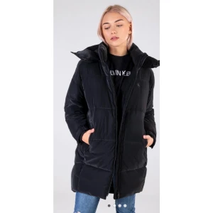 Calvin Klein jacka  - Soft Touch Oversized Puffer Coat i storlek XS  jättefint skick och knappt använd. Nypris 3600kr Video på jackan finns här:  https://www.denimdream.com/EE/en/product/jacket-soft-touch-oversized-puffer-calvin-klein_200243