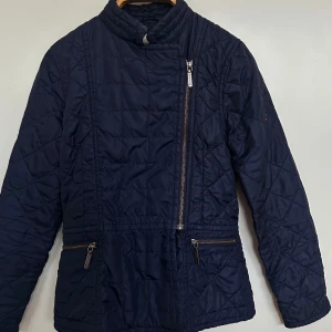 Marinblå boomerang jacka - En fin marinblå Boomerang jacka i gott skick, perfekt för både höst och vår.