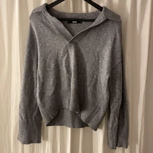 Stickad tröja - Stickad tröja som är vringad i halsen.