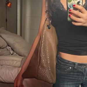 Väska - Rymlig väska med stenar, köpt secnondhand💗 Fåtal defekter som alla är synliga på bild!