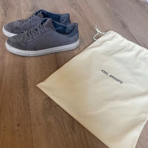 Arigato clean 90 skor - Ett par Arigatos i suede material. De är använda och sulan inuti, som man ser på bild 3, är lite sönder men det är bara att ta en extra sula om det skulle vara bekymmer.  Allt og medföljer, nypris 2500. Priset är ej hugget i Sten! 