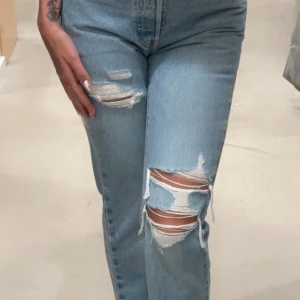 Levi’s jeans  - Limited edition jeans från Levis Nästan oanvända och har inget täcken på slitage. Säljer pågrund av att de ej passar mig längre. De är super fina på. 