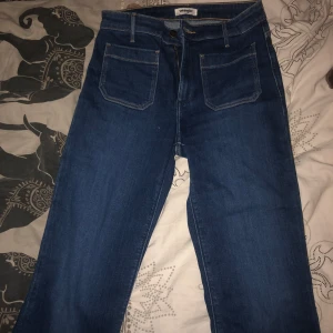 Wrangler jeans - Wrangler jeans använda en gång, men tyckte inte dem passade mig. Storlek 27/32 Nypris : 999 Jätte stretchiga och sitter tajt med lite utsvängning nertill 
