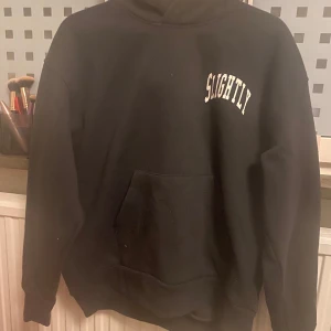 Hoodie  - Svart hoodie från Weekday i storlek S! Så mysigt att ha när det är kallt ute❣️