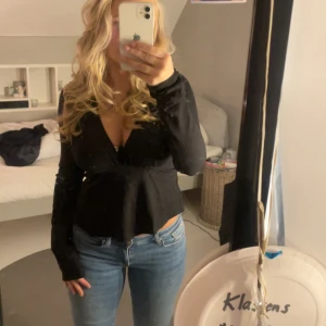 topp från nelly💕 - säljer en jättefin oanvänd topp från Nelly💕 man kan knyta rosetten både på fram och baksida och den är i storlek S🫶🏼