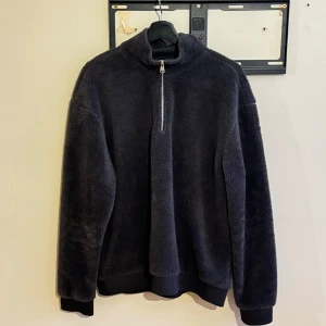 Svart Päls Piké Tröja - Skön tröja från zara, använt 1 gång som ny. Ord pris: runt 550. Lätt att ta på sig. Passar perfekt för Höst och vår, funkar för vintern och sena sommarkvällar.