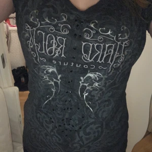 Jätte fin detaljerad t-shirt😋 - En väldigt fin t-shirt som det står hard rock på i storlek S 😁 använd ungefär 3 gånger