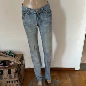 Jeansbyxor jeans byxor - Fabriksslitningar. Inget att anmärka på.