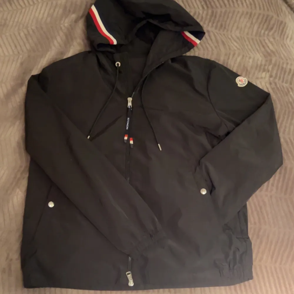 Säljer en snygg Windbreaker från Moncler. Den är i suveränt skick - 9/10. Alla tags och NFT Scan fungerar. Skriv vid minsta fundering! . Jackor.