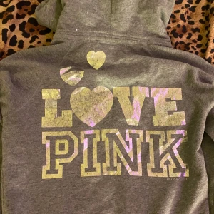 Pink zipup - Zipup från Pink Victoria’s Secret i jättebra skick, storlek S/M. Pris går att diskuteras!💗