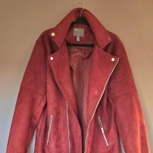 BURGUNDY JACKA I MOCKA - Hej! Mockajacka i Burgundy-färg!! ✨️Superfint skick 🔥 ✨️Inga anmärkningar  ✨️Mockaimitation  Jackan förtjänar att användas mer och visas upp. Mått📏 Längd med uppfälld krage: 86,5 cm Axelvidd: 46,5 cm Bröstvidd: 52,5 Armlängd yttersida: 71,5 cm