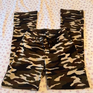 Camoflage mjukisbyxor  - Jättefina mjukisbyxor från Ginatricot.💚 Använda några enstaka gånger men tyvärr har de blivit lite slitna i tyget vid rumpan men detta är inget som syns när man har de på sig.