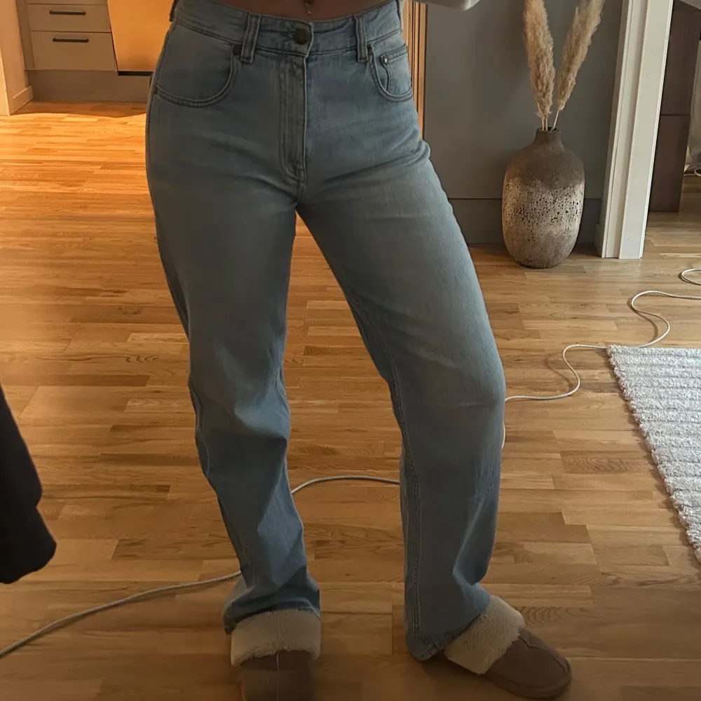 Blåa jeans från By Malina, i storlek 28🤍 knappt använda!. Jeans & Byxor.