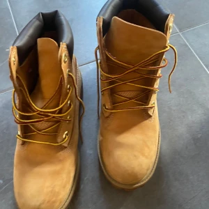Timberland kängor, stl  37,5 - Fina klassiska Timberland kängor i stl 37,5 i färgen ”wheat”,  jättefint skick, knappt använda! Nypris ca 2300kr, nu endast 1300kr! 