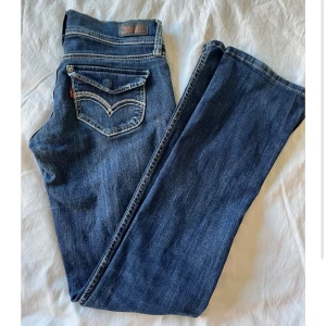 low waist levis jeans - lågmidjade levis jeans i jättebra skick! säljer för att de är lite små för mig❤️de är flare modell i benen, och super fina detaljer bak på fickorna!💕midjemått 38cm innerbenslängd 80cm 