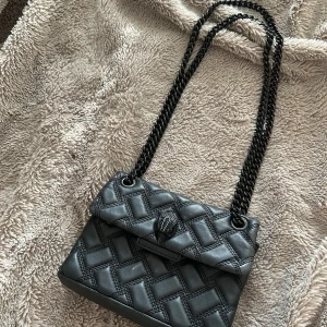 Kurt geiger väska  - Säljer min Kurt geiger väska som inte kommer till användning. Den har lite slitningar skriv för bilder😊