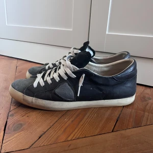 Philippe Model - Philippe model skor. Storlek 44. Skick 9/10 väldigt bra skick. Ingen låda eller dustbag. Priset är ganska fast