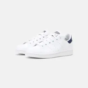 Jag säljer nu ett par adidas stan Smith skor i storlek 37 och 1/3 som jag köpt här på Plick men som inte passade mig! Skorna passar från 36,5-38 skulle jag säga. De är nästan som nya!🥰 köpte för 650kr🤩