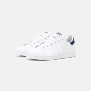 Adidas stan smith skor mörkblå - Jag säljer nu ett par adidas stan Smith skor i storlek 37 och 1/3 som jag köpt här på Plick men som inte passade mig! Skorna passar från 36,5-38 skulle jag säga. De är nästan som nya!🥰 köpte för 650kr🤩