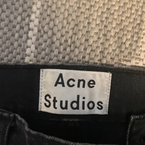 Acne jeans  - Säljer dessa tvär sköna acne jeans! I storlek 29/30 Inga skador skön pass form sitter ass bra på bena. Najs vardags jeans inte för tacki  och finns inte så mycket att klaga på.priset är inte bestämt ännu!