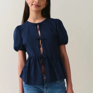 marinblå blus - säljer denna fina topp, använd endast en gång. ny pris 229❤️