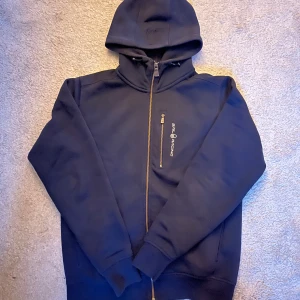 Sail racing zipp - Tjena säljer nu en fet sail racing zipp! Riktigt sjyst skick på den! Det är en riktigt bra och go passform på den!vid frågor eller funderingar hör gärna av dig! 