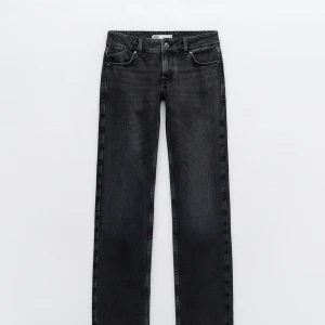 Svarta jeans - Säljer ett par snygga aldrig använda svarta jeans i klassisk stil. De har en rak passform och är perfekta för både vardag och fest. De är tillverkade i ett slitstarkt material som håller. Nypris 399kr