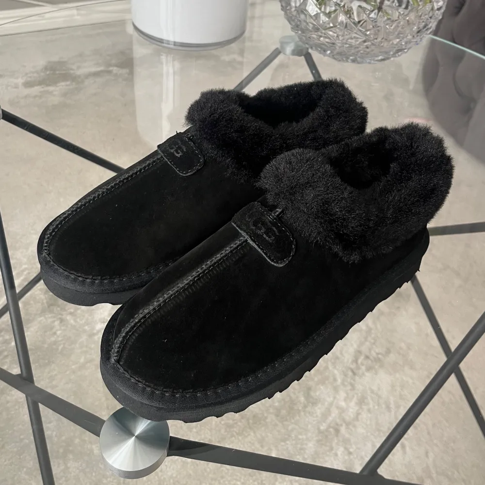 Superfina svarta Uggs i storlek 36 🌟box medföljer ☺️. Skor.