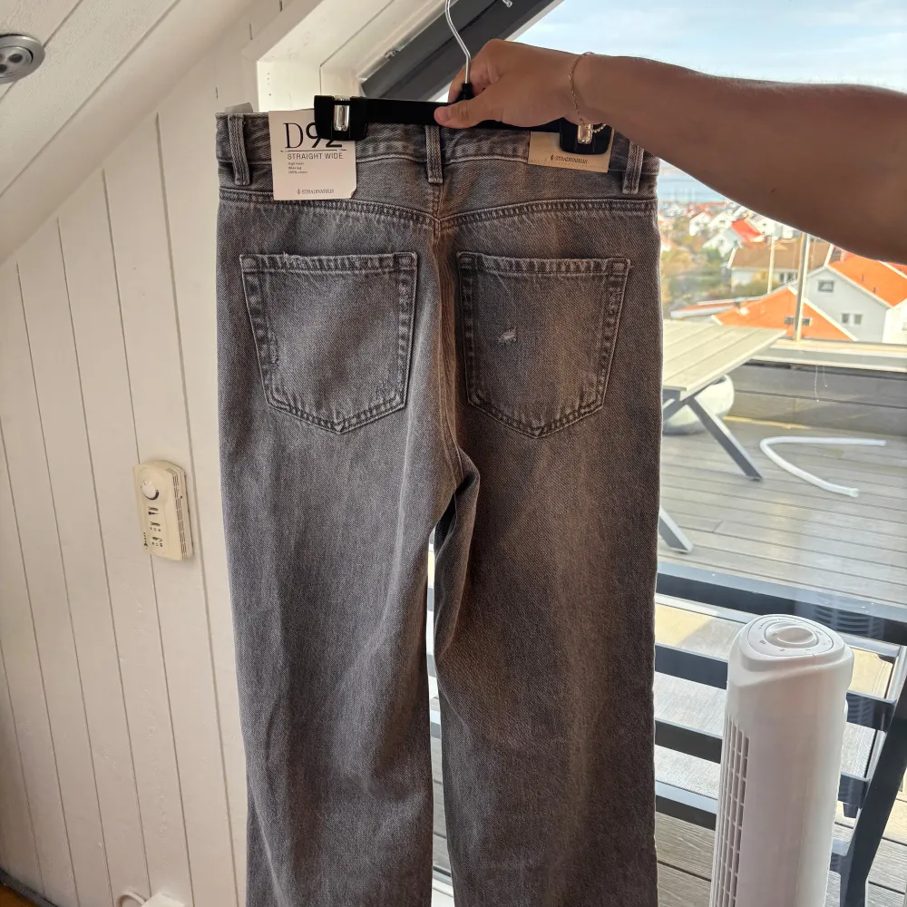 Säljer dessa super snygga grå tvättade jeans från stradivarius!  De var tyvärr små i storleken och därav säljer jag dom.  Skulle passa en 36/38 (jag har oftast 38)  Dom är perfekt långa för mig som är 175!💕 Buda gärna. Priset är inte hugget i sten.. Jeans & Byxor.