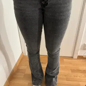 Super snygga low waist bootcut jeans från Gina, bara använd några gånger, skriv innan köp nu! Modellen är 163 och lite långa!❤️