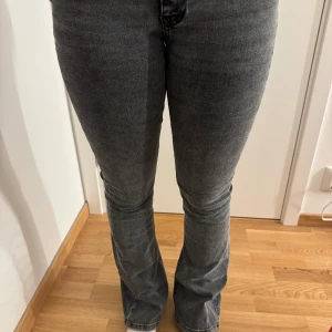 Low waist jeans! - Super snygga low waist bootcut jeans från Gina, bara använd några gånger, skriv innan köp nu! Modellen är 163 och lite långa!❤️