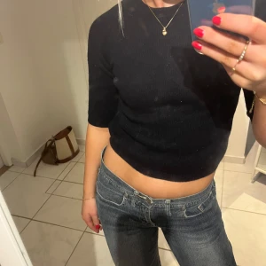 Stickad kortärmad tröja - Från zara, köpt för två vintrar sen. Super fin knappt använd! Storlek M men ni ser hur den sitter på mig som är en vanligtvis S