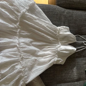 Vit sommarklänning - Vit kort klänning från H&M! Superfin men passar tyvärr inte mig längre:(