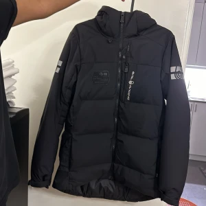 Sailrasing jacka perfekt till vintern har inte behov av den eftersom att jag har fått en ny jacka - Hej jag vill sälja min jacka jag har haft den i 5 månader den är i helt nytt skick storlek M den är perfekt till vintern jätte varm och skön