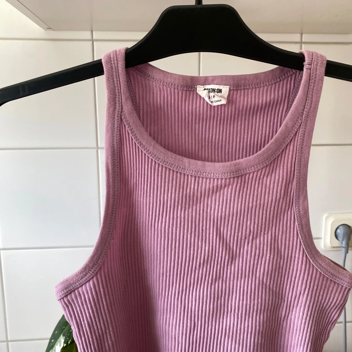 Lila ribbad linnetopp från Monki