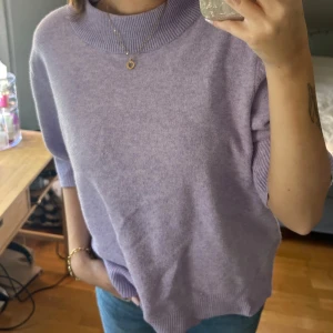 Stickad tröja - Stickad tröja som är köpt second hand, knappt använd av mig själv och i nyskick! Från Vila med storlek XXL på lappen men passar bra för S-M!