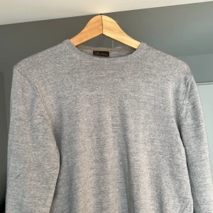 Stenströms crewneck - Tja! Säljer denna gråa stenströms crewneck, tröjan är tvättad en gång. Ny pris 1699, mitt pris 800! Hör gärna av er med frågor 