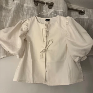 Blus  - Superfin blus ifrån Gina. Storlek xs. Använd 1 gång. Nypris 499kr